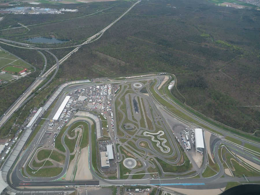 Vue aérienne du circuit de Hockenheim avec la piste ovale et les tribunes.