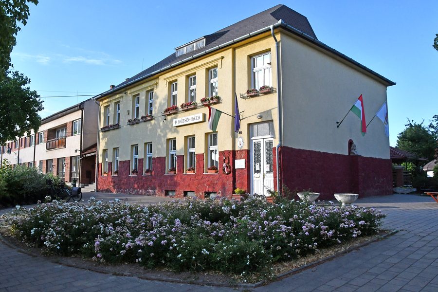 Mairie de village à Nyúl, Győr-Moson-Sopron, Hongrie
