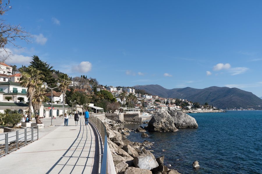 Promenade en bord de mer à Herceg Novi sur la baie de Kotor