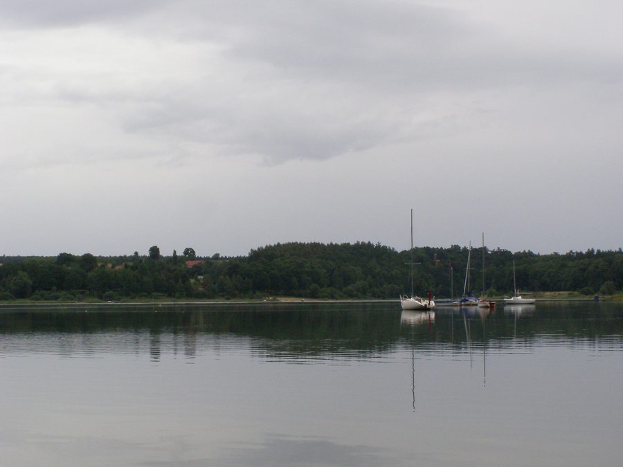 Vue du lac Leśniańskie près de Leśna en Basse-Silésie