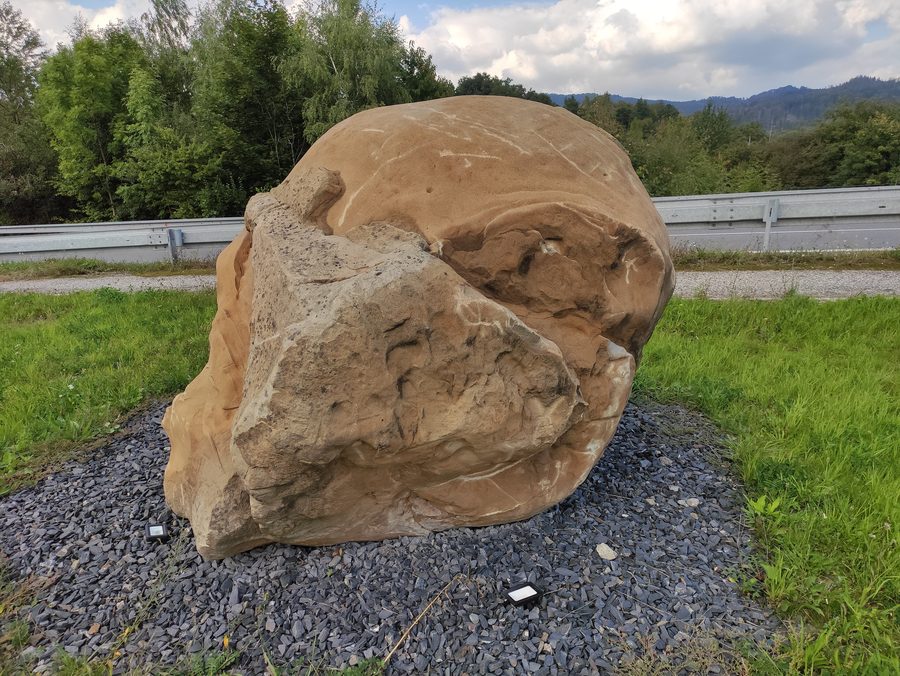 Boule de pierre à Návsí dans le district de Frýdek-Místek