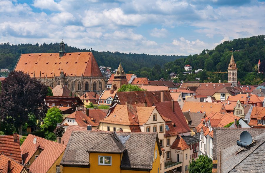 Vue depuis le Zeiselberg sur la vieille ville historique de Schwäbisch Gmünd avec le Münster de la Sainte-Croix, l’église Saint-Jean et la place du marché