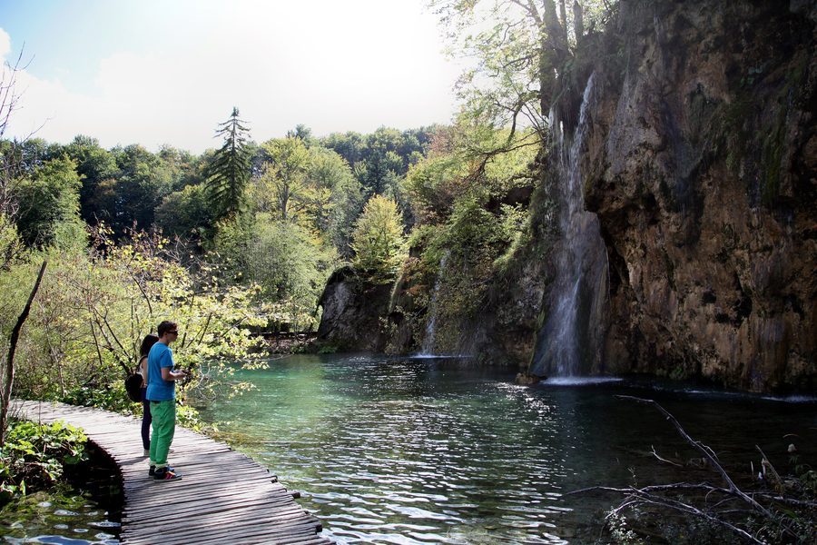 Paysage karstique et cascades dans le parc national des lacs de Plitvice en Croatie