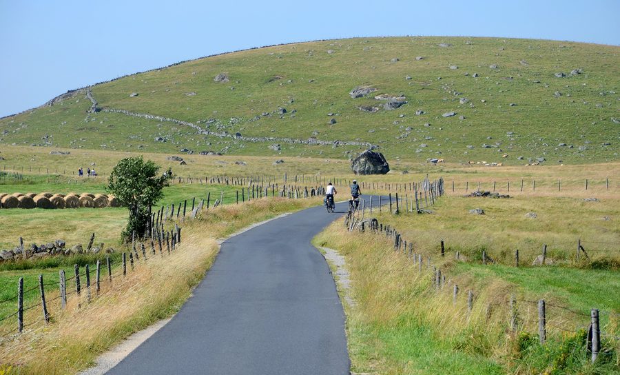Paysage vallonné sur le plateau de l'Aubrac près de Rieutort en France