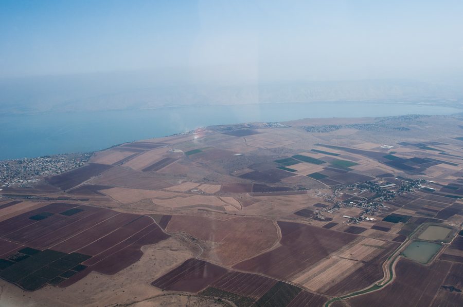 מושב הזורעים, champs et lac de Tibériade
