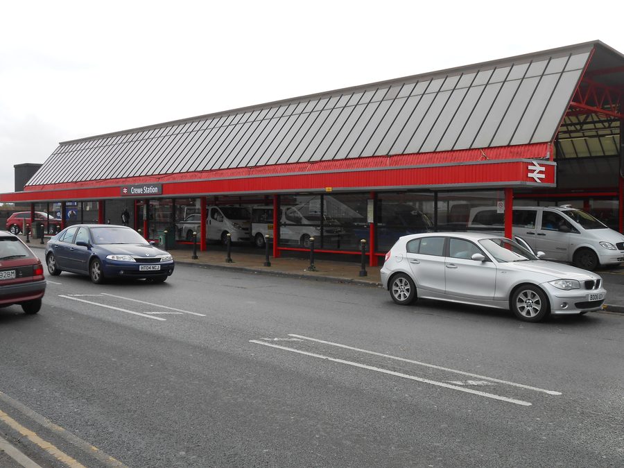 Façade de la gare ferroviaire de Crewe dans le Cheshire, en Angleterre