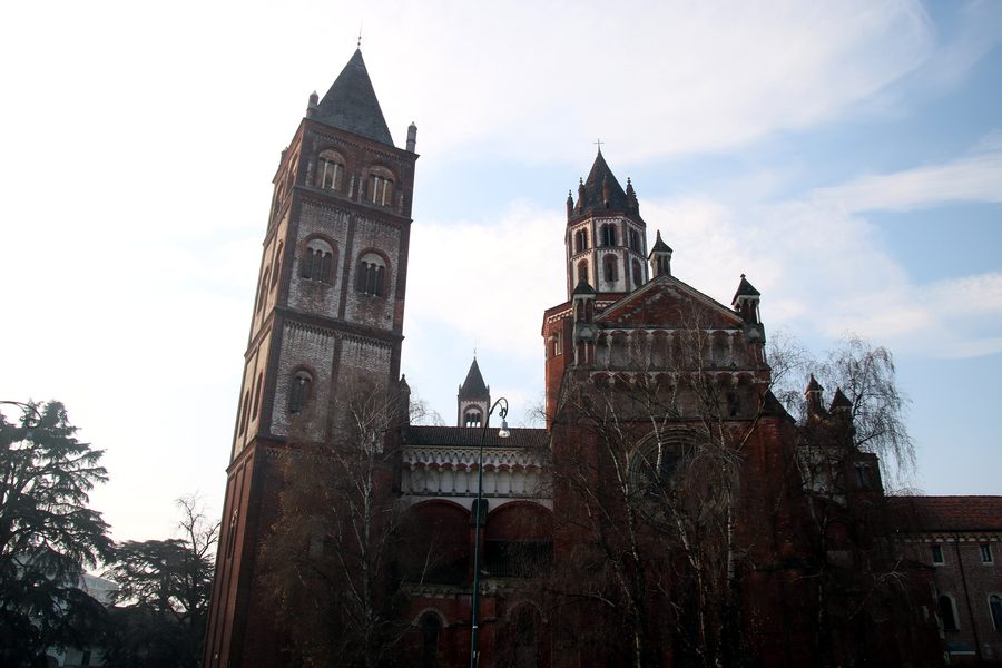 Vue extérieure de la basilique Sant’Andrea à Vercelli.
