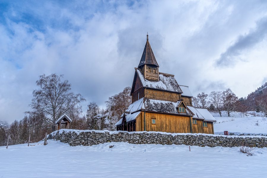 Vue extérieure de l’historique église en bois debout d’Urnes à Ornes au Lustrafjord