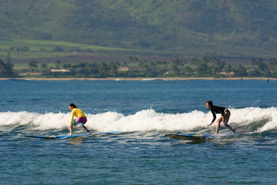 Surfeur dans la baie de Waialua à Haleiwa sur la North Shore d’Oahu