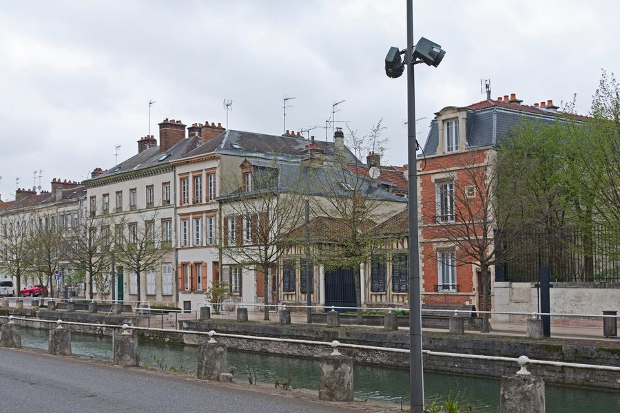 Bâtiments historiques le long du Quai des Comtes de Champagne à Troyes, Aube, France