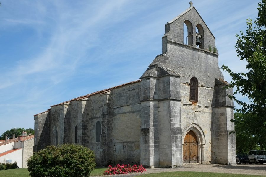 Vue extérieure de l’église Notre-Dame de l’Assomption à Vouhé, Charente-Maritime