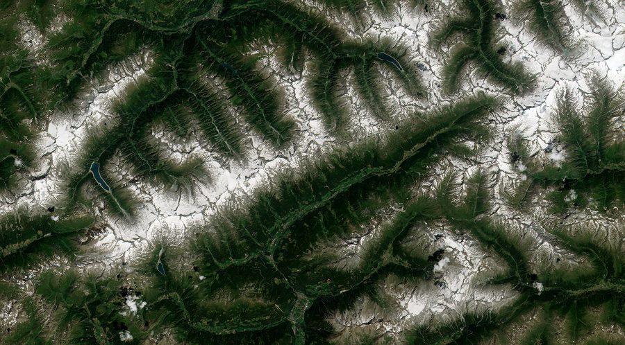 Crêtes enneigées et vallées verdoyantes du Valle Aurina, également connu sous le nom d’Ahrntal, dans le Tyrol du Sud