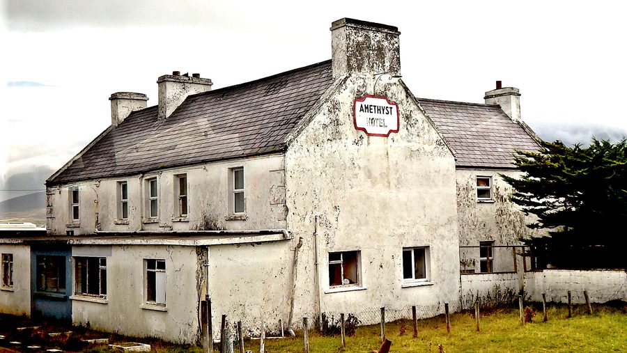 Vue de l’hôtel Amethyst à Keel sur l’île d’Achill, comté de Mayo