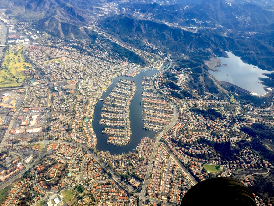 Vue aérienne du lac Westlake et du paysage environnant de Westlake Village en Californie
