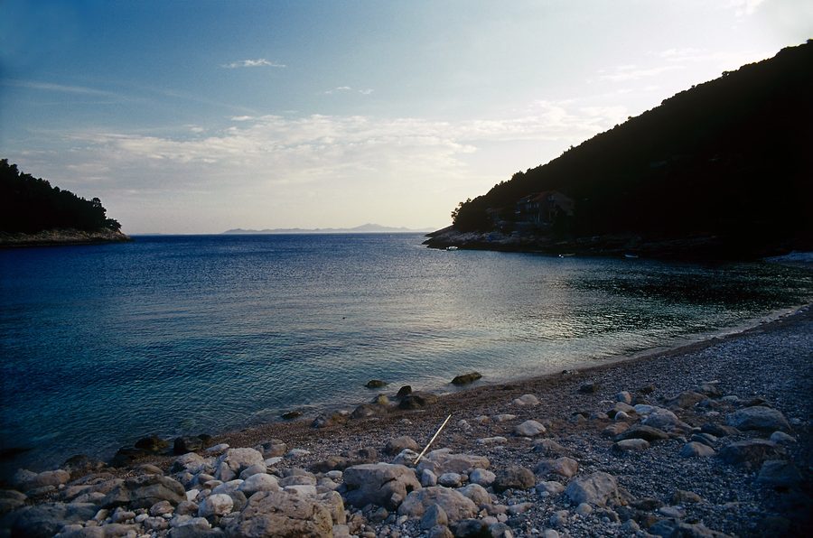 Baie de Pupnatska Luka sur la côte sud de Korčula, vue depuis la plage vers le sud