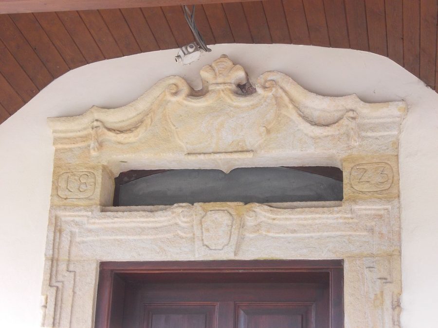 Portail d’une ferme historique à Kumburský Újezd près de Nová Paka