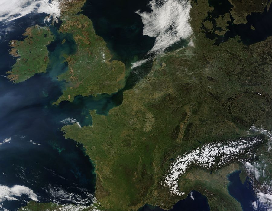 Image satellite de l’Europe occidentale avec des bandes nuageuses au-dessus de la terre et de la mer.