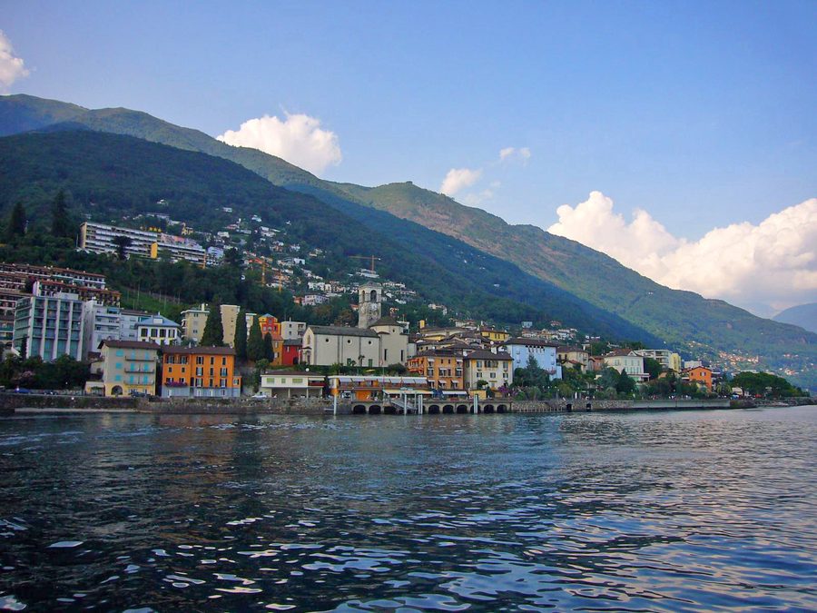 Vue de Brissago depuis le lac Majeur près de la frontière italienne