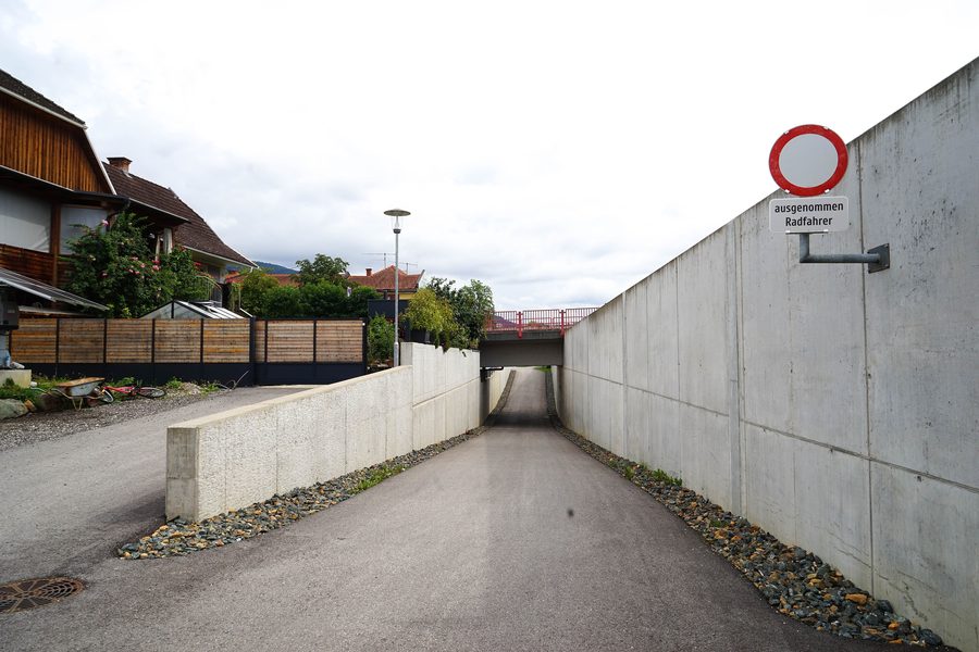 Drau avec des ouvrages de protection contre les crues à Lavamünd, Carinthie