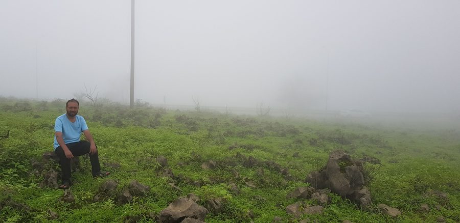 Paysage de montagne verdoyant près de Nabi Ayub, à proximité de Salalah, pendant la période du Khareef