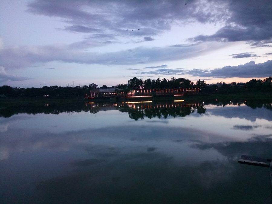 Temple Siddharameshwar à Solapur avec reflet dans l’eau