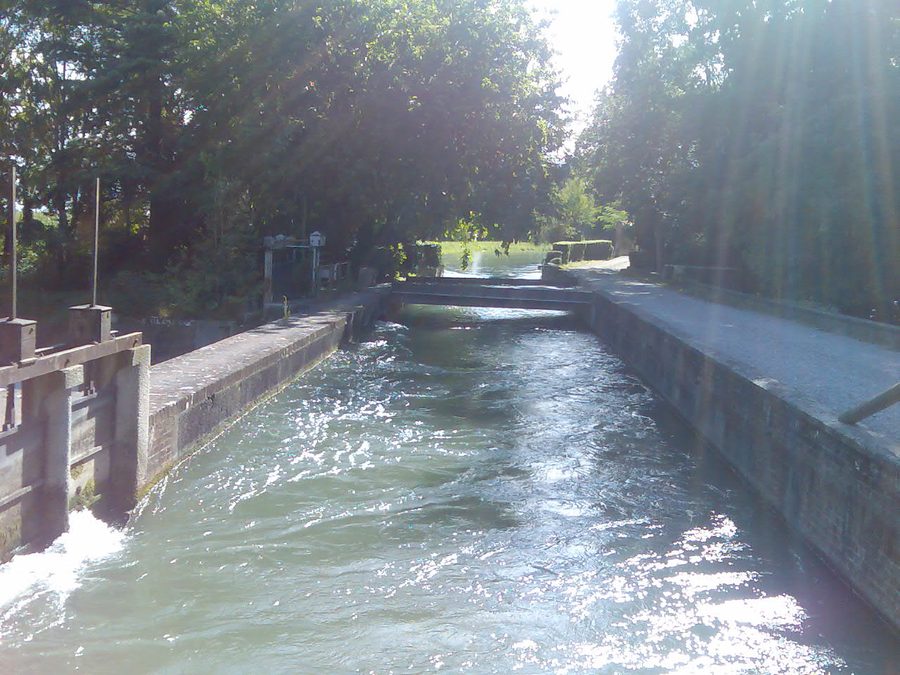 Canal Vacchelli à un nœud hydrographique dans la province de Crémone