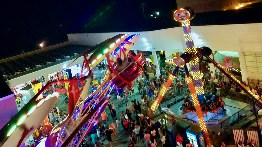 Intérieur de Funland à Rehoboth Beach avec des manèges