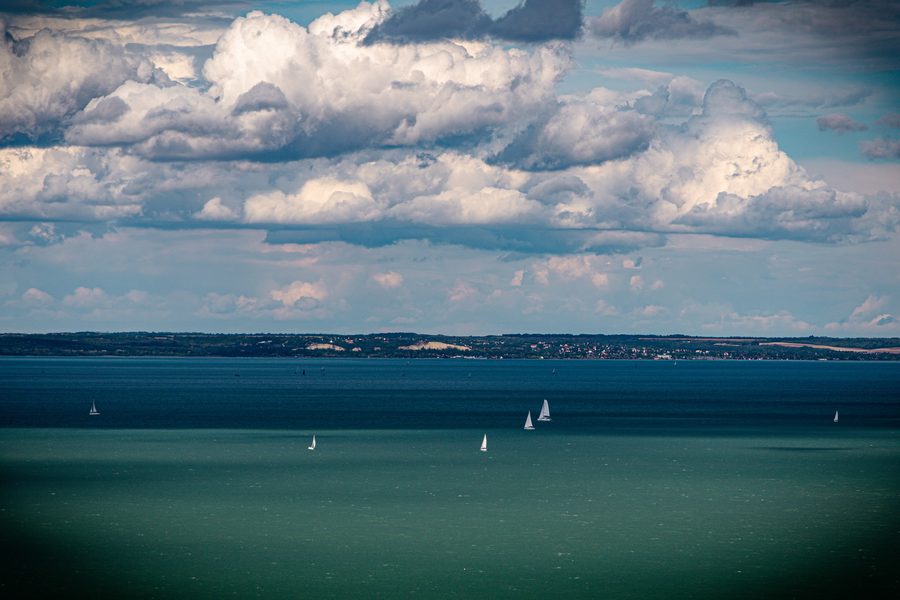 Voiliers sur le Balaton dans la région de Veszprém, en Hongrie.