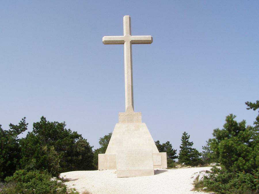 Vidova gora à Brač avec sa croix au sommet et son paysage montagneux.