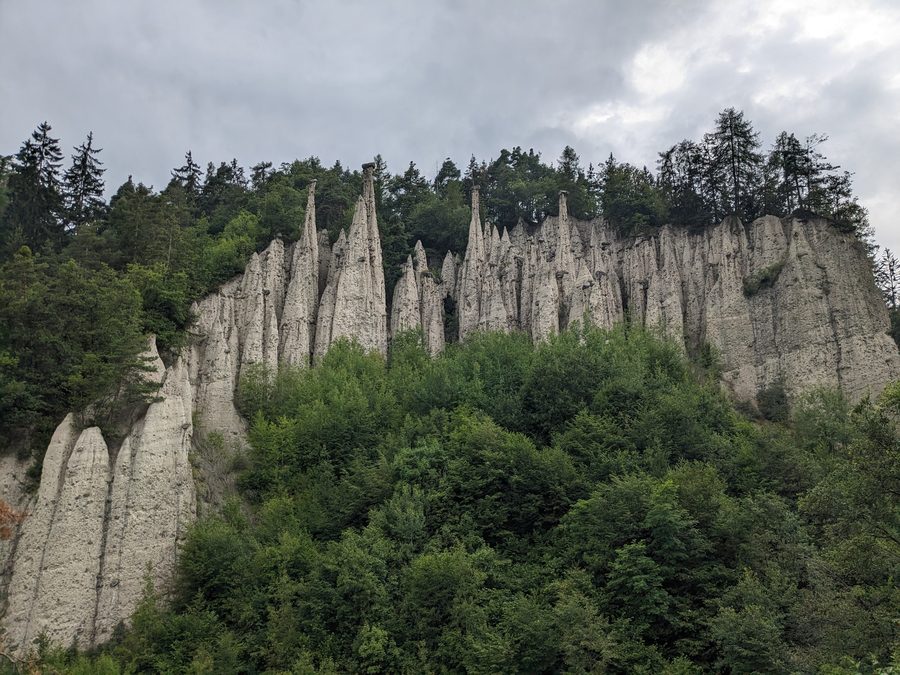 Pyramides de terre dans la vallée du Finsterbach près du Ritten, Tyrol du Sud