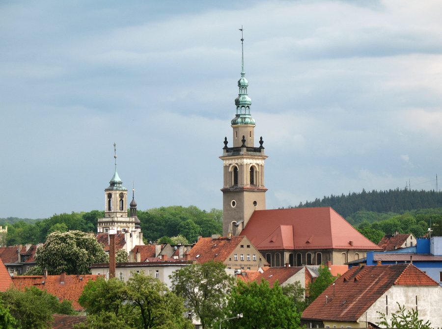 Hôtel de ville et église Saints-Pierre-et-Paul à Świebodzice