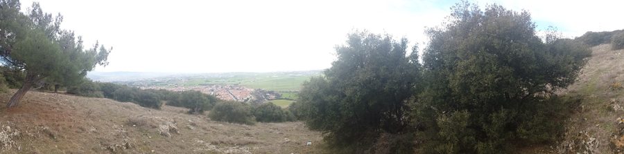 Vue d'une montagne sur Oreokastro et le paysage environnant