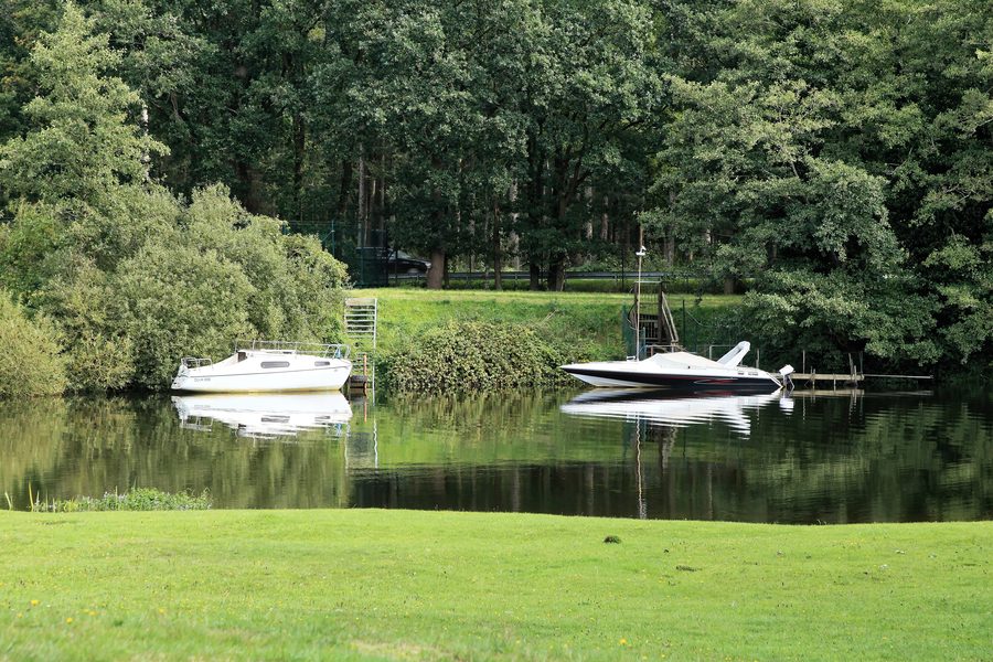 Bras mort de l’Ems à Herbrum près de Papenburg avec le paysage de rive opposé
