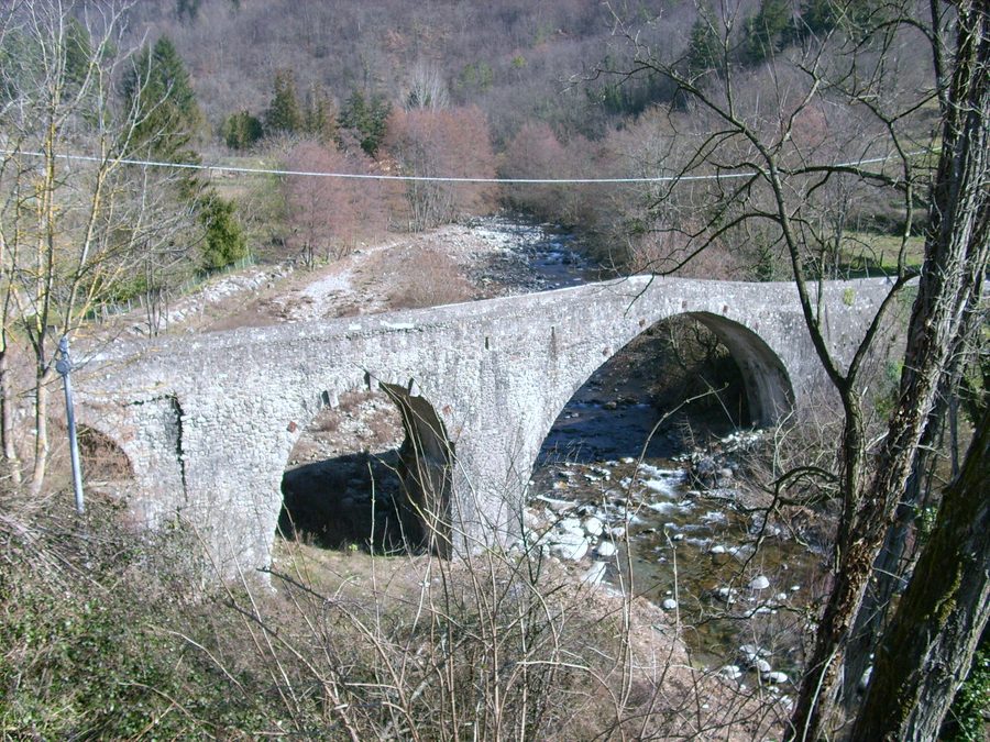 Pont médiéval près du ruisseau Gottero à Sesta Godano, Ligurie