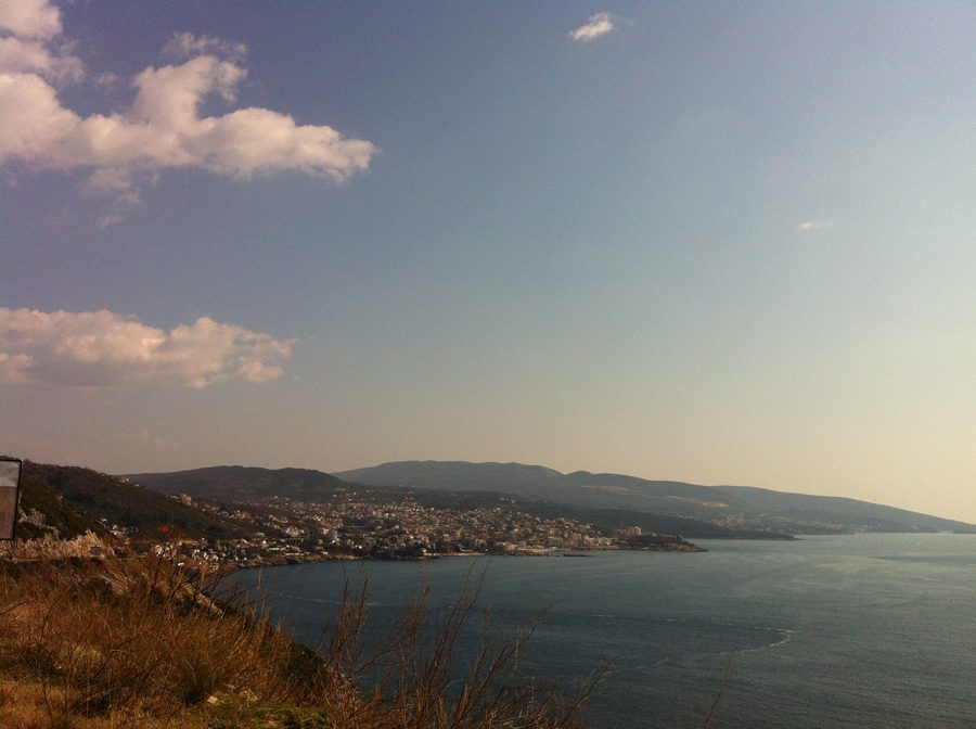 Vue de Dobra Voda sur la côte adriatique monténégrine