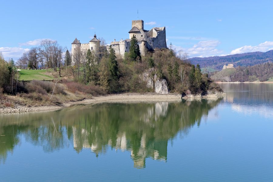 Château de Niedzica avec le château de Czorsztyn en arrière-plan