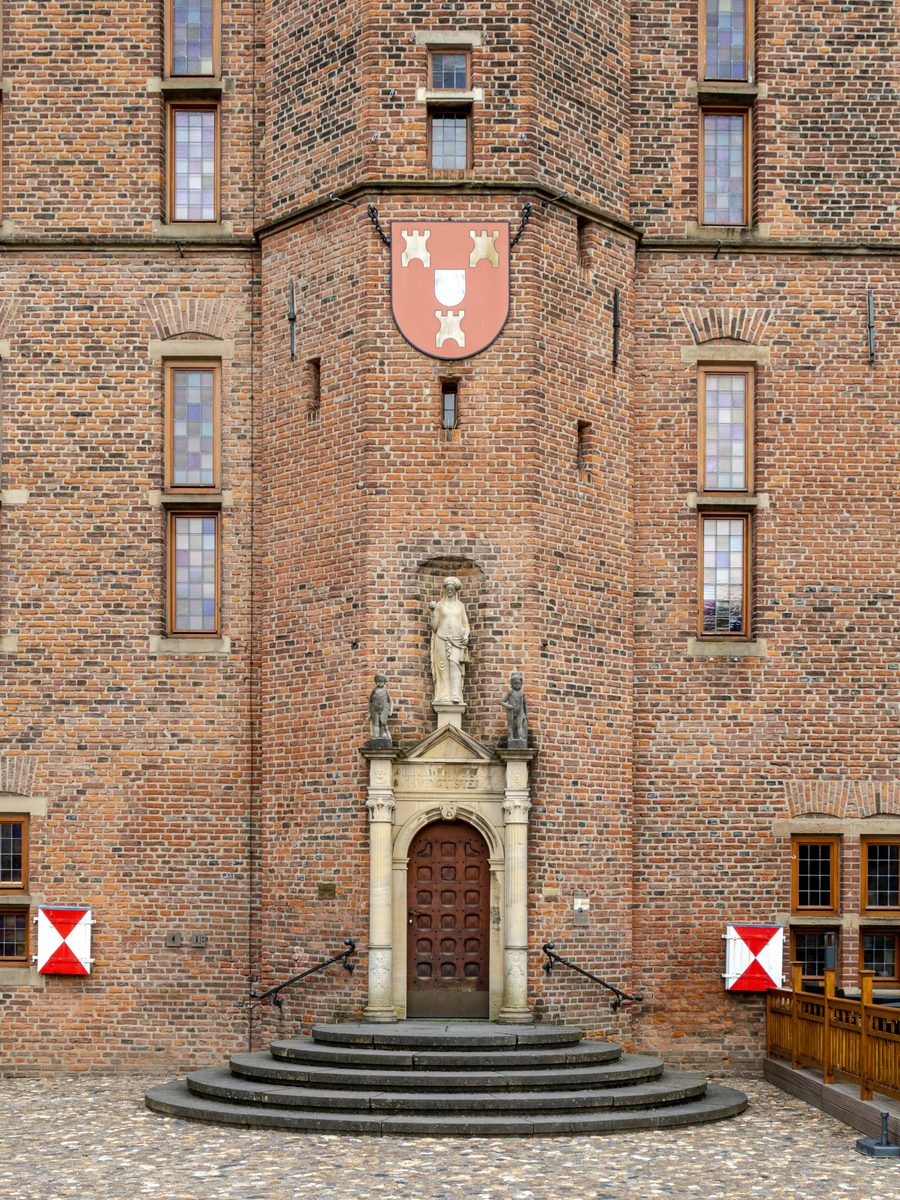 Entrée de l’hôtel de ville historique à Kalkar, Rhénanie-du-Nord-Westphalie, Allemagne
