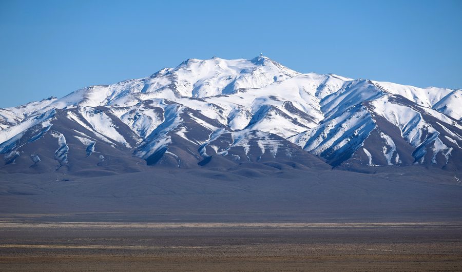 Mount Lewis dans la chaîne Shoshone au sud de Battle Mountain, Nevada