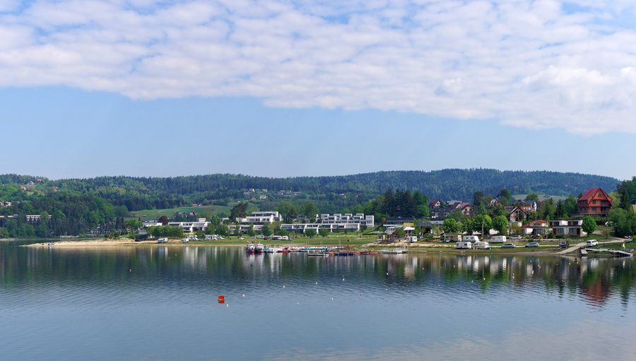 Vue sur le lac de retenue de Rożnów près de Gródek nad Dunajcem