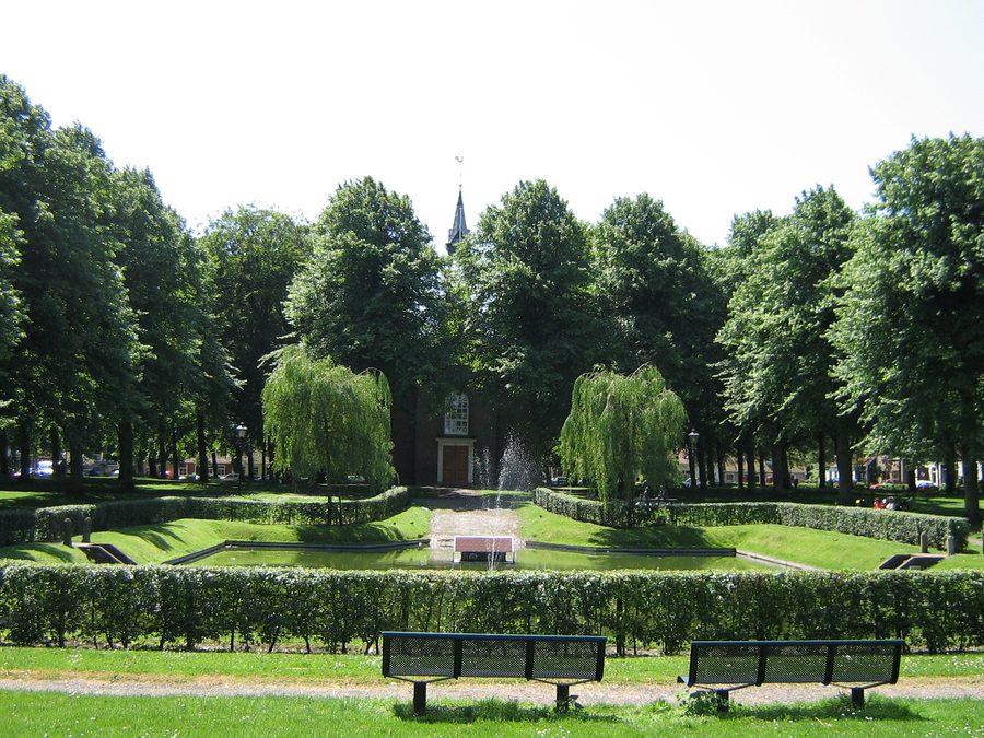 Parc devant l'église sur la place centrale de Borssele