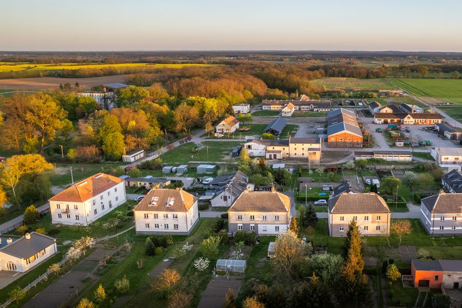 Vue aérienne du village de Minikowo dans le powiat de Nakielski