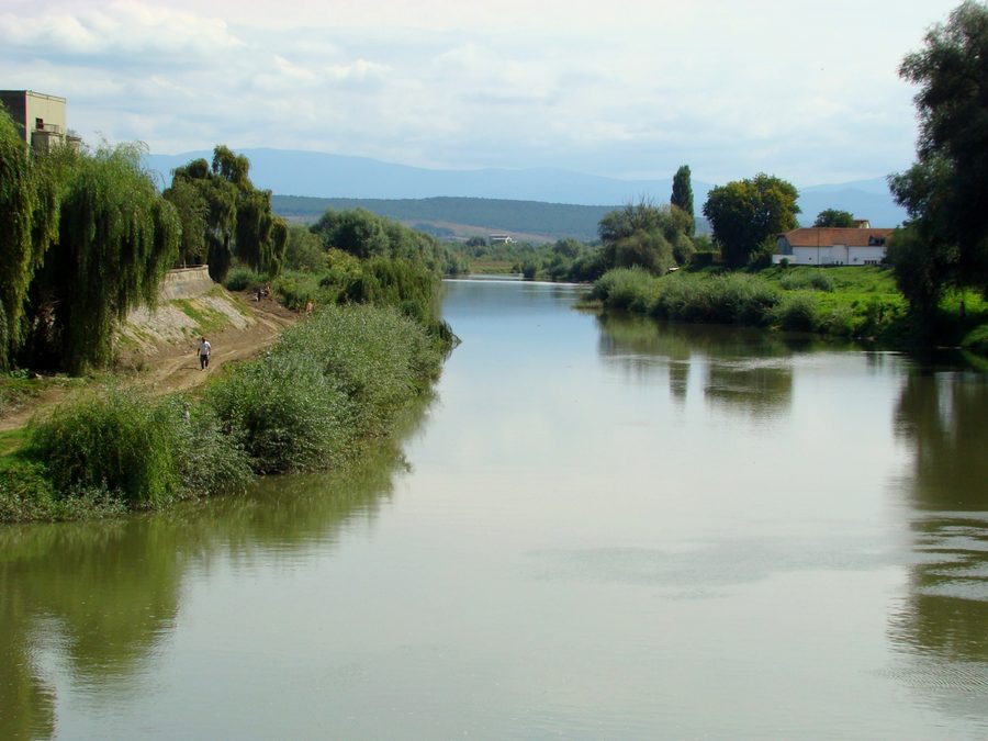 Le Timiș avec le pont de fer à Lugoj dans le județ de Timiș, Roumanie