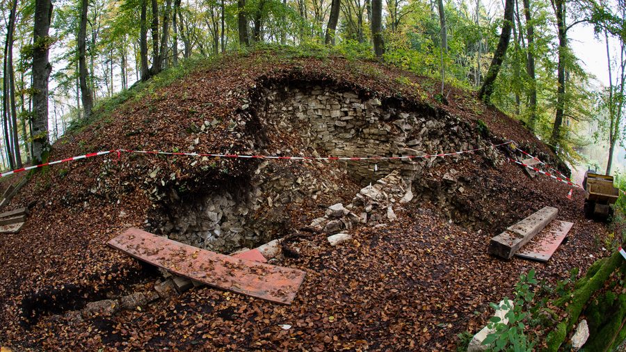Murs en pierres sèches celtiques sur le Burgberg de la Burg Emerfeld, l'Alte Burg près de Langenenslingen