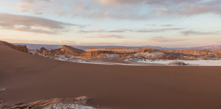 Duna Mayor dans la Valle de la Luna, près de San Pedro de Atacama, une vaste dune du désert au coucher du soleil.