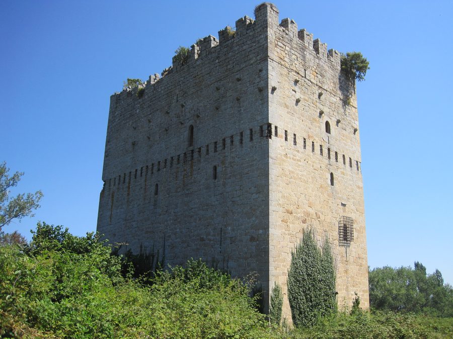 Vue latérale de la Torre de los Velasco à Valdeprados, Ségovie.