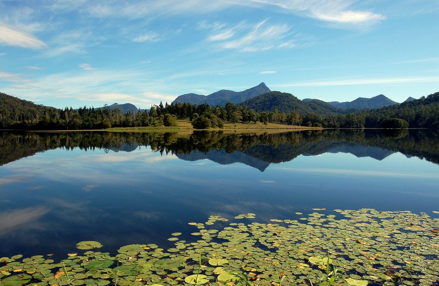 Vue depuis le barrage de Clarrie Hall sur Mount Warning et le paysage de l’arrière-pays du Tweed