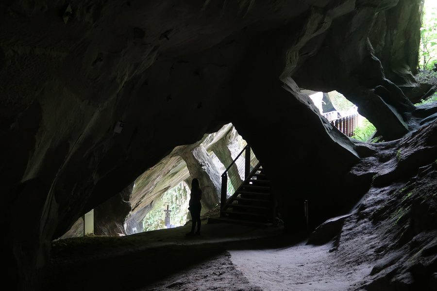 Roches et cours d'eau dans les Grotte del Caglieron