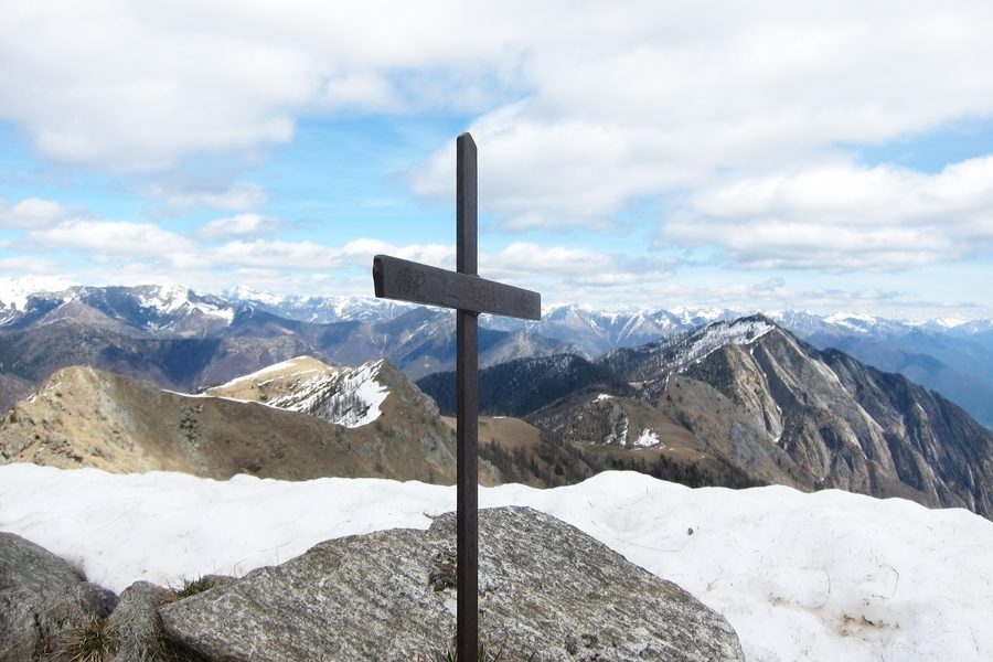 Croix sommitale sur le Monte Ziccher au-dessus du Val Vigezzo, avec la Punta della Forcoletta et le Pizzo Ruscada en arrière-plan