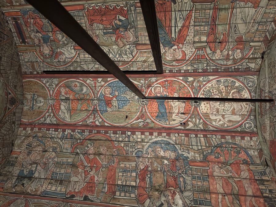 Peintures médiévales de l'église en bois debout d'Ål représentant des récits bibliques
