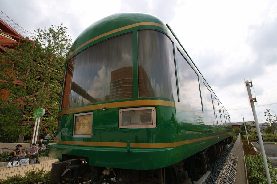 Ancien wagon-restaurant devant le centre commercial Lalaport Shin-Misato